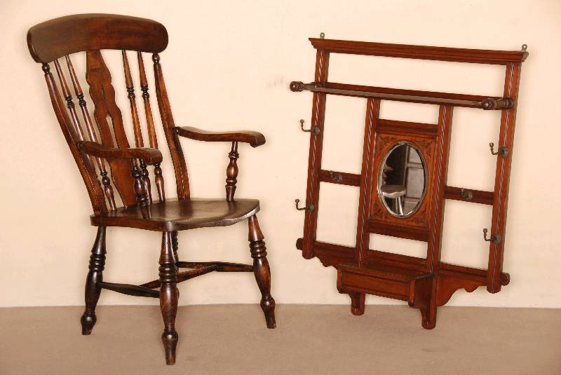 Windsorstuhl, England, um 1830/40, RÜster und Buche massiv, auf gedrechselten Beinen, schrÄg ausgestellt und verstrebt, RÜckenlehne leicht ...