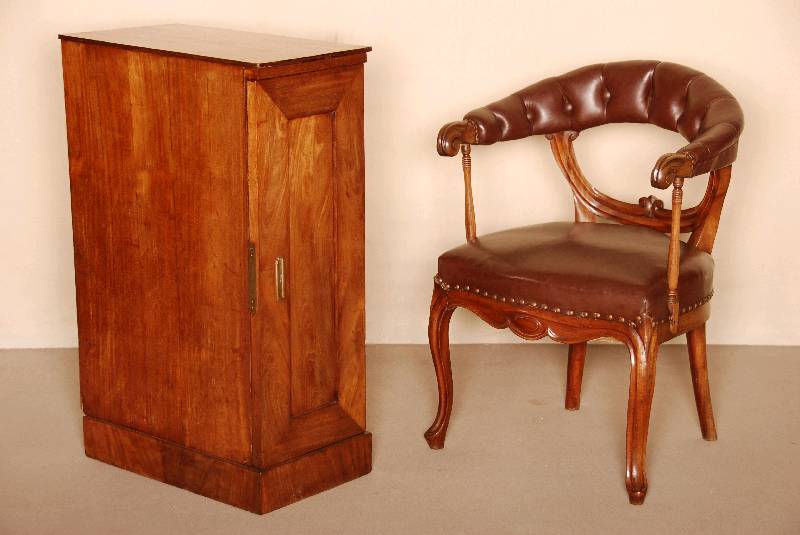 Schreibtischsessel, deutsch, um 1860, Louis -Philippe, Mahagoni massiv, auf gebogenen Beinen, kanneliert, gebogene RÜckenlehne mit Lederbezug, ...