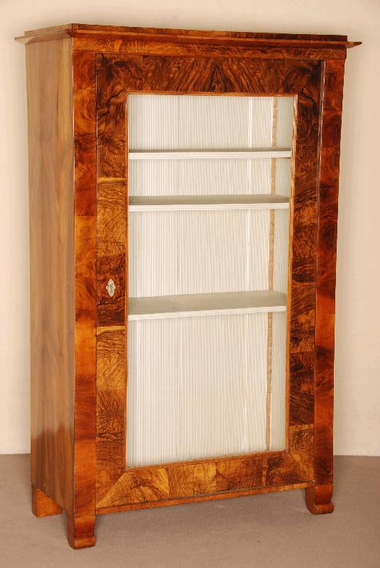 Schrank, sÜddeutsch/Österreich, um 1820, gerader Korpus, Weichholz, Nußbaum furniert, SÄgefurnier, lebhaftes Furnierbild, Schellack poliert, ...