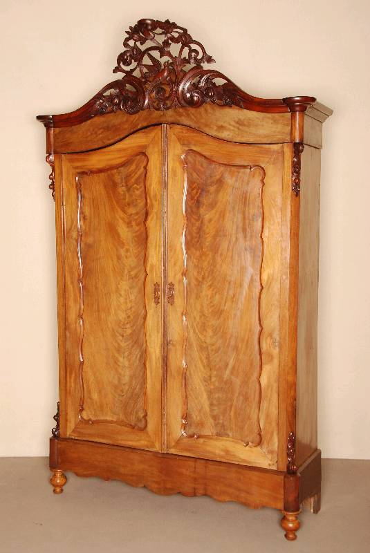 Schrank, Holland, um 1860, Louis-Philippe, Korpus Eiche/Mahagoni, z.T. massiv, auf gedrechselten KugelfÜßen, breite Zarge mehrfach gebogen, ...