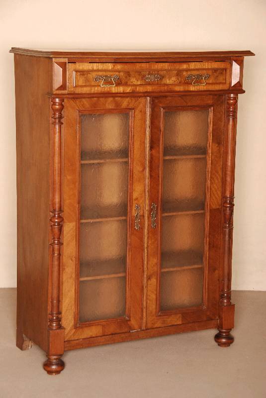 Vertiko/BÜcherschrÄnkchen, deutsch, um 1880, Korpus Weichholz, Nußbaum furniert, auf KugelfÜßen, Lisenen mit gedrechselten HalbsÄulen, TÜren ...