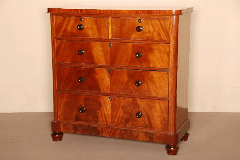 Herrenkommode, um 1830/40, SpÄtbiedermeier, Weichholz, Mahagoni funiert, z.T. massiv, auf gedrÜckten KugelfÜßen, Gebrauchsspuren, minimale ...