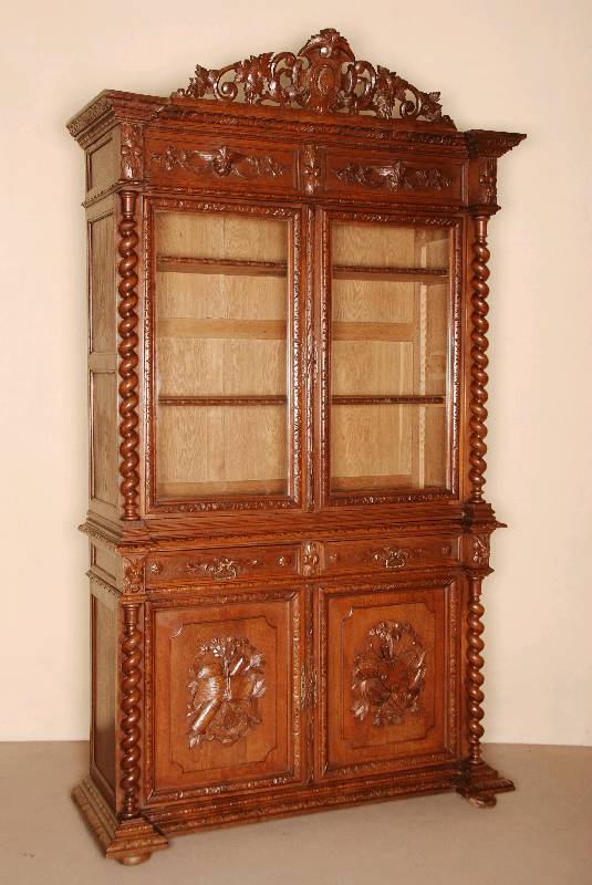 Aufsatzbuffet, Frankreich, um 1870, Eiche massiv, auf gedrÜckten KugelfÜßen, Fußleiste mehrfach profiliert und gekerbt, Lisenen mit stark ...