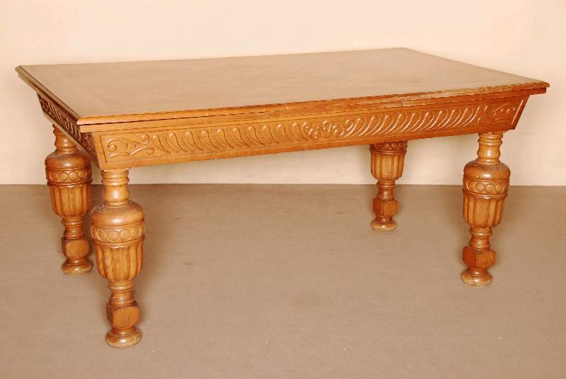 Ausziehtisch, deutsch, um 1910/20, Barockstil, Korpus z.T. Weichholz, Eiche massiv, zweiseitg ausziehbar, Zarge barockisierend, aus dem Vollholz ...
