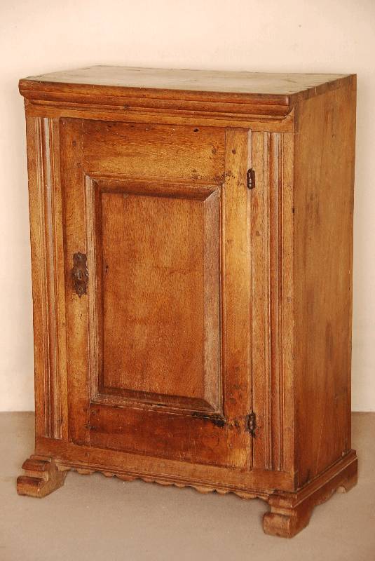 ursprÜnglicher Brot- bzw. Vorratsschrank, Hessen, um 1770/80, Eiche massiv, Front auf Rahmen gearbeitet, original BeschlÄge und Schloß, Lisenen ...