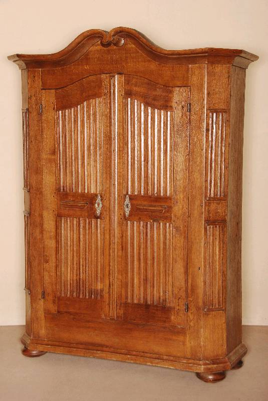 Kleiderschrank, mitteldeutsch/Gegend um Berlin , um 1780/90, Eiche massiv, Seiten abgeflacht, aufgesetzte Schnitzereien in Form von sogenannten ...