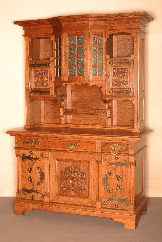 Aufsatzbuffet, deutsch, um 1900, Jugendstil, Eiche massiv, z.T. furniert, auf BracketfÜßen, Lisenen dekoriert mit profilierten KanthÖlzern, ...
