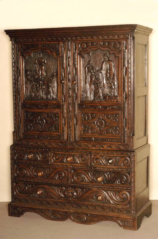 Kabinettschrank, England, um 1800, Eiche massiv, RÜckwand Weichholz massiv, auf Rahmen gearbeitet, Front Schnitzereien aus dem Vollholz, ...