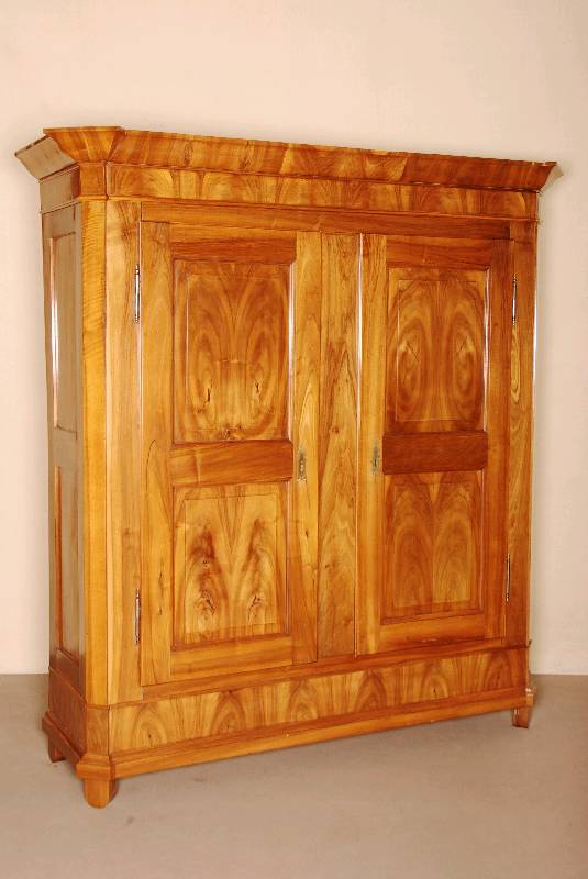 Flur- bzw. Kleiderschrank, Kurpfalz/Baden, um 1810/20, Nußbaum massiv, FÜllungen gespiegelt verlegt, Wurzelnuß massiv, Seiten passig zur Front, ...