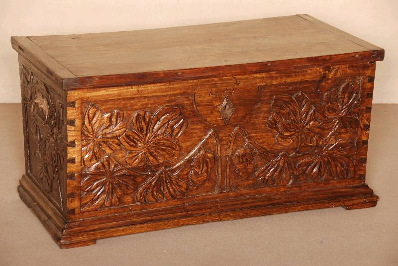 Truhe, deutsch, um 1890/1900, Obstholz, Front mit floralen Schnitzereien und Blattdekor, nußbaumfarben lackiert, Gebrauchsspuren, ohne Schloß, ...