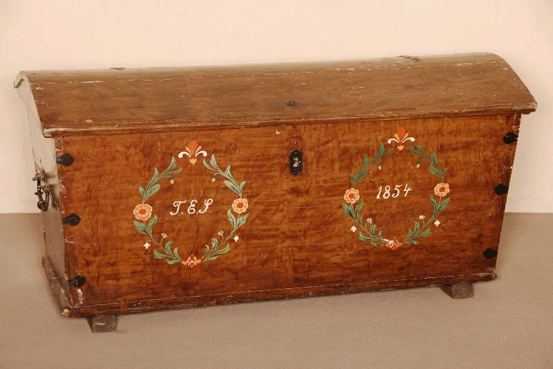 Buckeltruhe, deutsch, datiert 1854, Weichholz massiv, BlÜtenbemalung und Monogramm, Truhe leicht konisch, halbrunder Deckel, Gebrauchsspuren, ...