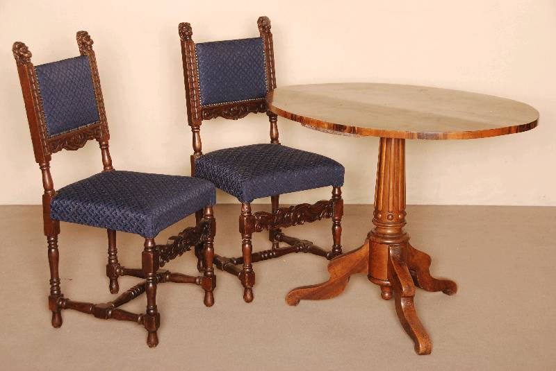 Stuhl, deutsch, um 1880, Eiche massiv, auf gedrechselten Beinen, verstrebt, RÜckenlehne seitlich geschuppt, mit LÖwenkopfdekor, Polsterung und ...
