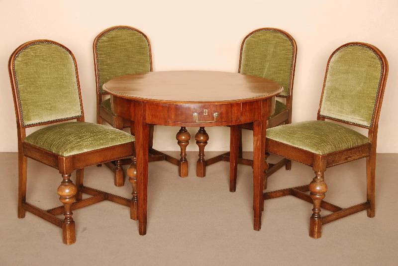 Runder Tisch, norddeutsch/wohl Hamburg, um 1820, Biedermeier, Korpus Eiche und Mahagoni massiv, z.T. furniert, auf konischen FÜßen, breite ...