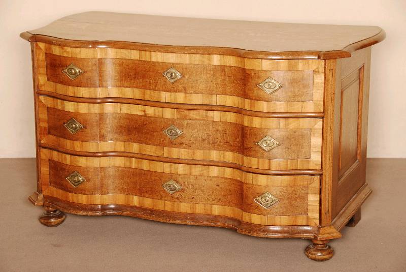 Barockkommode, deutsch, um 1780, Korpus Weichholz, Nussbaum furniert, z.T. Eiche, auf KugelfÜßen, doppelt geschweifte Front, 3-schÜbig, mit ...