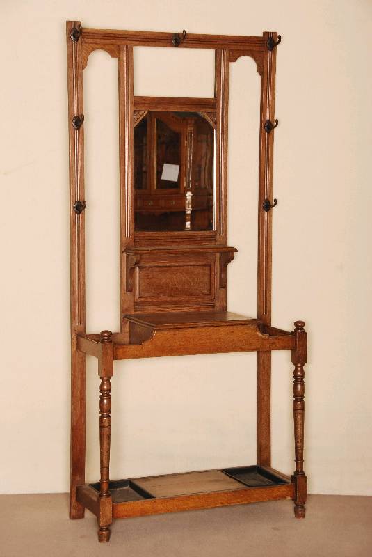 Flurgarderobe, England, um 1905, Eiche massiv, z.T. gerieft, in der Mitte Spiegel mit Facettschliff, original Haken, Kammfach und SchirmstÄnder, ...