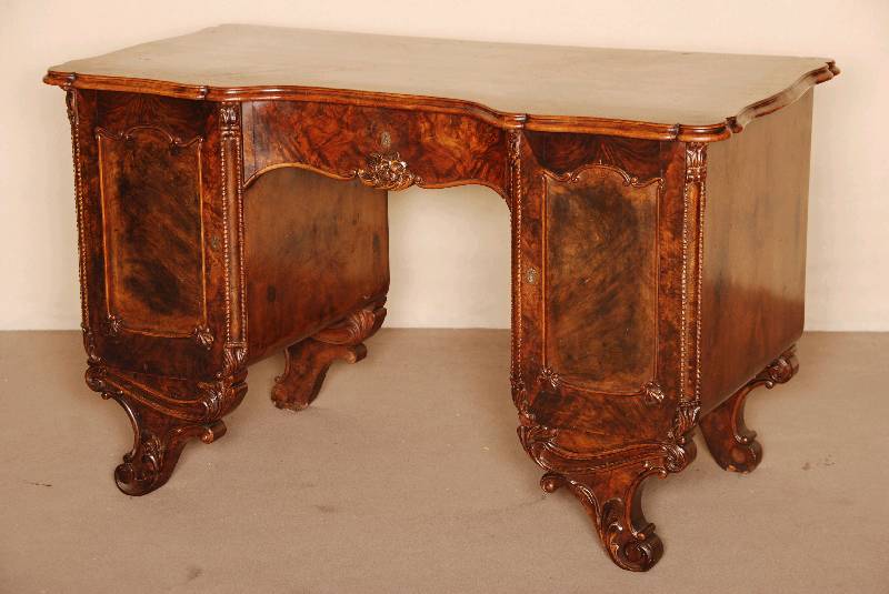 Schreibtisch, deutsch, um 1850/60, Barockstil, Korpus Weichholz, Nussbaum furniert, z.T. mit dickem SÄgefurnier, sehr schÖne Maserung, ...