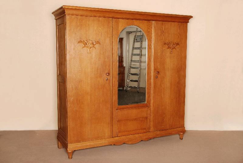 Schlafzimmer, deutsch, um 1910, Korpus Weichholz, Eiche furniert, bestehend aus Doppelbett, 2 NachtschrÄnkchen, Waschkommode und 3-tÜrigem ...