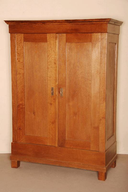 Schrank, deutsch, um 1910, Eiche massiv, schlichte Form, eckige FÜße wohl spÄter, obere Kopfleise erneuert, Schloss original, Beschlag ...
