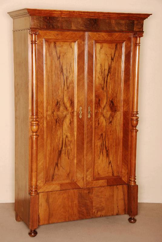 Schrank, Holland, um 1870, Willhelm III, Korpus Weichholz, Nußbaum furniert, auf KugelfÜßen, Lisenen mit vorgesetzten gedrechselten ...