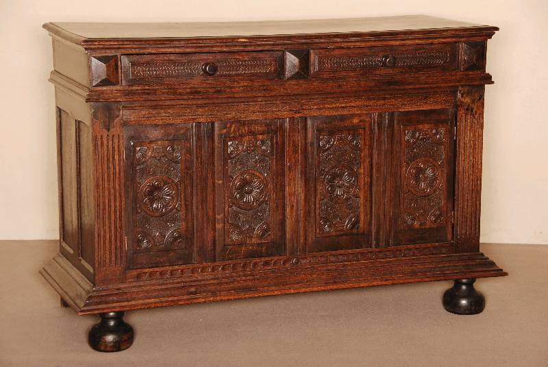 Anrichte, norddeutsch, um 1880, Eiche massiv, auf balusterfÖrmigen KugelfÜßen, schwere Fußleiste, Lisenen gerillt, kassettierte FÜllungen, ...
