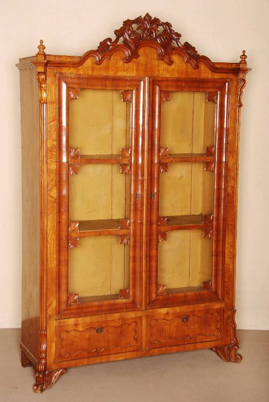 SpÄtbiedermeiervitrine, um 1860, Esche furniert, z.T. massiv, SÄgefurnier, innen allseitig verspiegelt, Fuß mit 2 Schubladen, diese mit ...