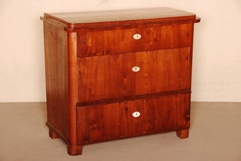 Biedermeierkommode, um 1820, Korpus Weichholz, Mahagoni furniert, abgerundete Ecken, 3-schÜbig, SchlÜsselschilde aus Bein, Reste alten ...