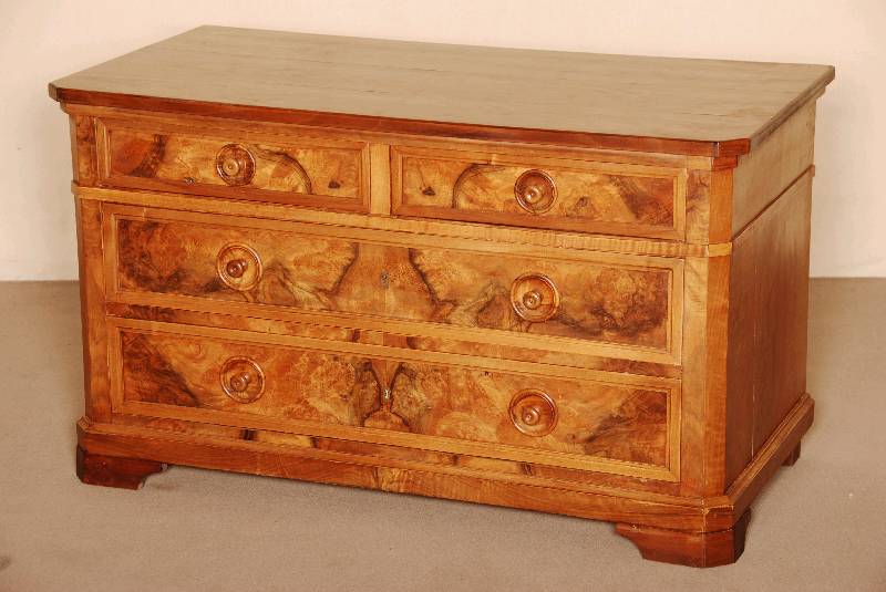 Kommode, deutsch, um 1880, Korpus Weichholz/Hartholz, aufgelegt mit ausgsuchtem Wurzelholzfurnier, 2 große und 2 kleine Schubladen, mit ...