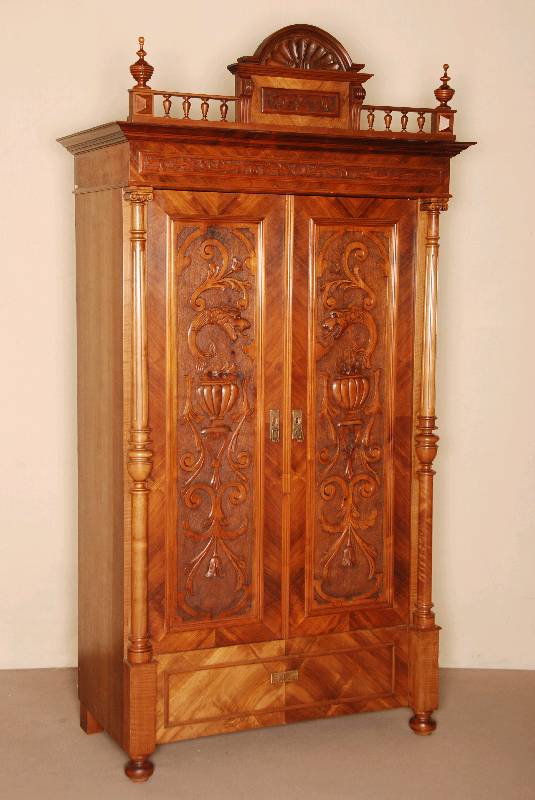 Schrank, deutsch, um 1880, GrÜnderzeit, Korpus Weichholz, Nussbaum furniert, auf KugelfÜßen, 2-tÜrig flankiert von kannelierten VollsÄulen, ...
