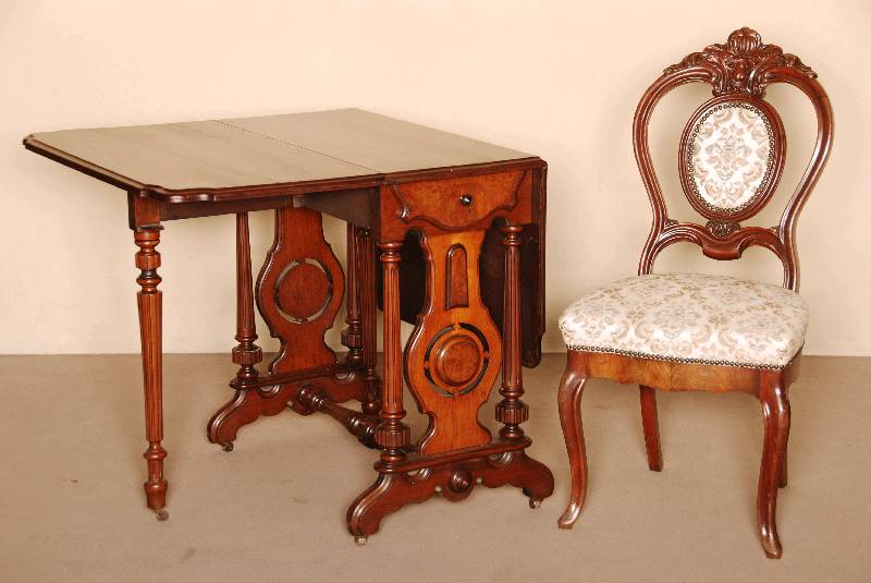 Klapptisch, deutsch, um 1880, GrÜnderzeit, Mahagoni massiv, auf gedrechselten Beinen, kanneliert, Platte beidseitig aufklappbar, Zarge mit ...
