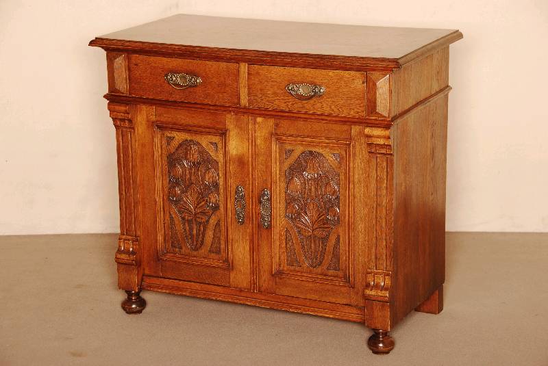 Halbschrank, deutsch, um 1900, Jugendstil, Eiche massiv, z.T. furniert, auf KugelfÜßen, Lisenen kanneliert, FÜllungen geschnitzt, BlÜtendekor, ...