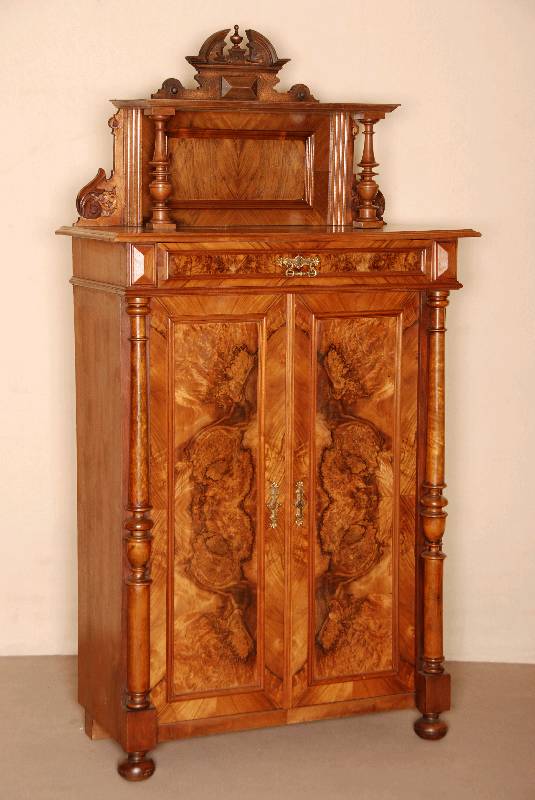 Aufsatzvertiko, deutsch, um 1880, Korpus Weichholz, Nußbaum furniert, Lisenen mit gedrechselten vorgesetzten SÄulen, FÜllungen mit ausgesuchtem ...