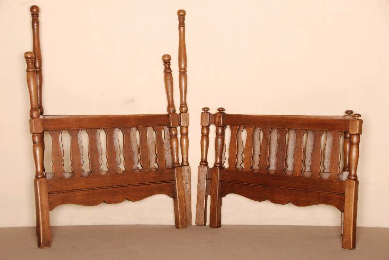 2 Betten, deutsch, um 1920, Eiche massiv, WellenfÖrmig verstrebt, 1 Bett mit gedrechselten AuslÄufern, Matratzenauflage vorhanden, ...