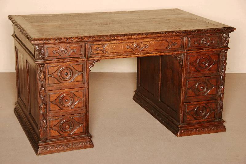 Schreibtisch, Frankreich, um 1870, Eiche massiv, auf schwerer Fußleiste, mit Kerbschnitzwerk, FÜllungen gerahmt, z.T. kassiettiert, Lisenen mit ...