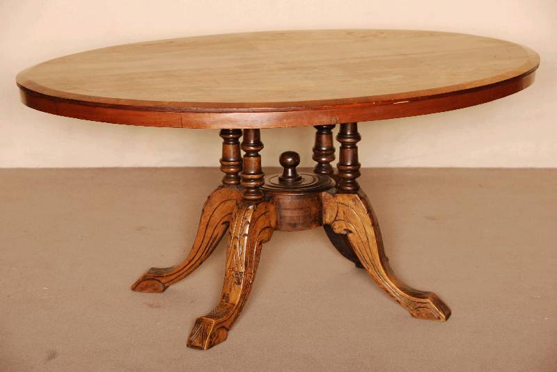 Couchtisch, England, um 1850/60, frÜhviktorianisch, Nußbaum massiv, z.T. furniert, Vierfuß mit gedrechselten SÄulen, 4 -fach gestÜtzte Platte ...