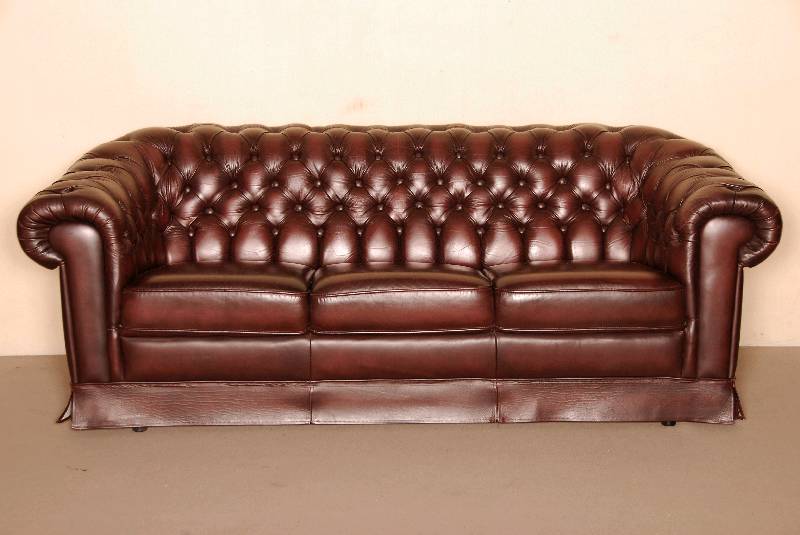 3-sitzer Sofa, nach englischem Vorbild von 1910, sogenanntes ClubmÖbel, Umrandung geheftet und genoppt, Lederbezug in dunkel- bzw. weinrot, ...