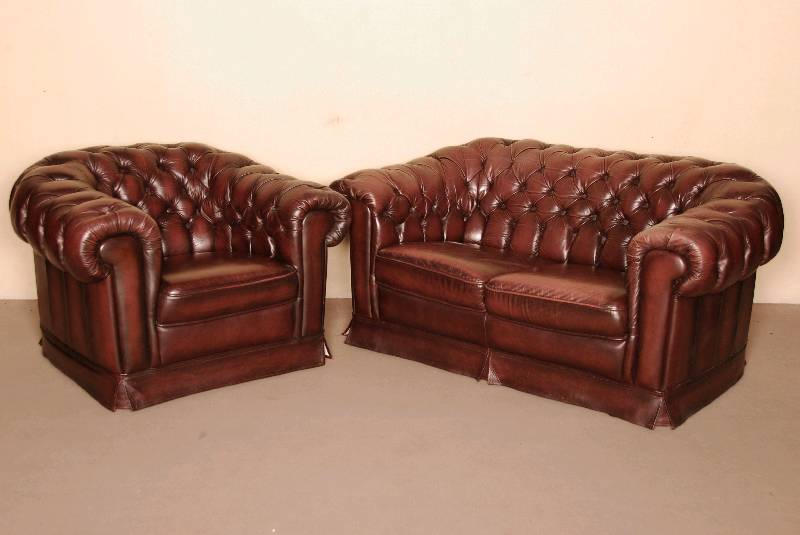 2-sitzer Sofa und Sessel, nach englischem Vorbild von 1910, sogenanntes ClubmÖbel, Umrandung geheftet und genoppt, LederbezÜge in dunkel- bzw. ...