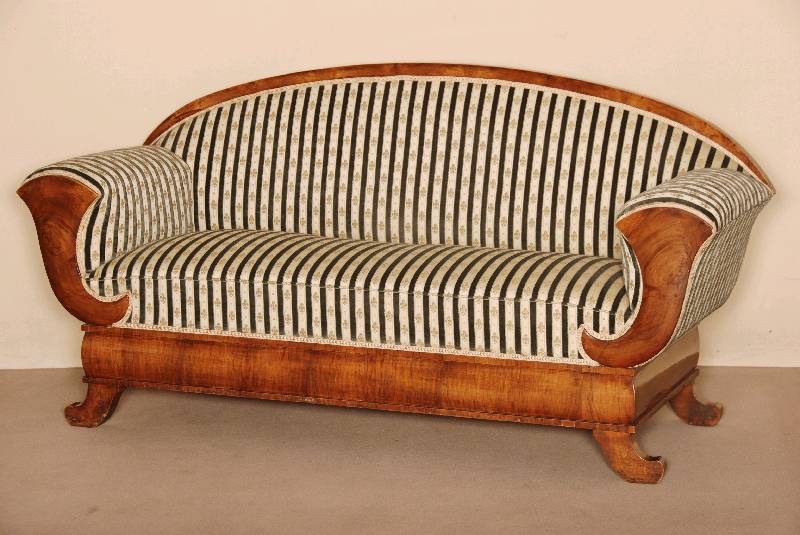 SpÄtbiedermeiersofa, sÜddeutsch/Raum Frankfurt/Mainz, um 1830/35, Korpus Weichholz, Wurzelnußfurnier z.T. gespiegelt verlegt, Seiten mit ...