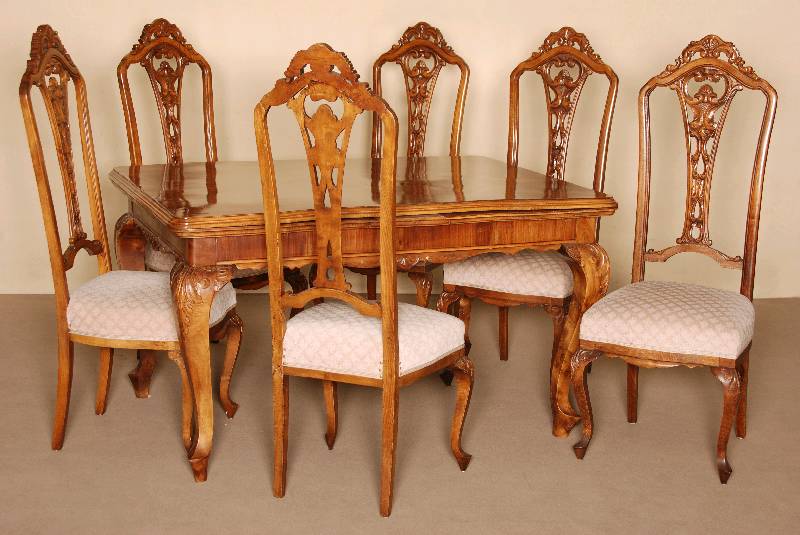 Ausziehtisch, deutsch, um 1900, Barockstil, Korpus Weichholz bzw. Beine kaukasisch Nußbaum massiv, Zarge vielfach geschweift, mit Muschel- und ...