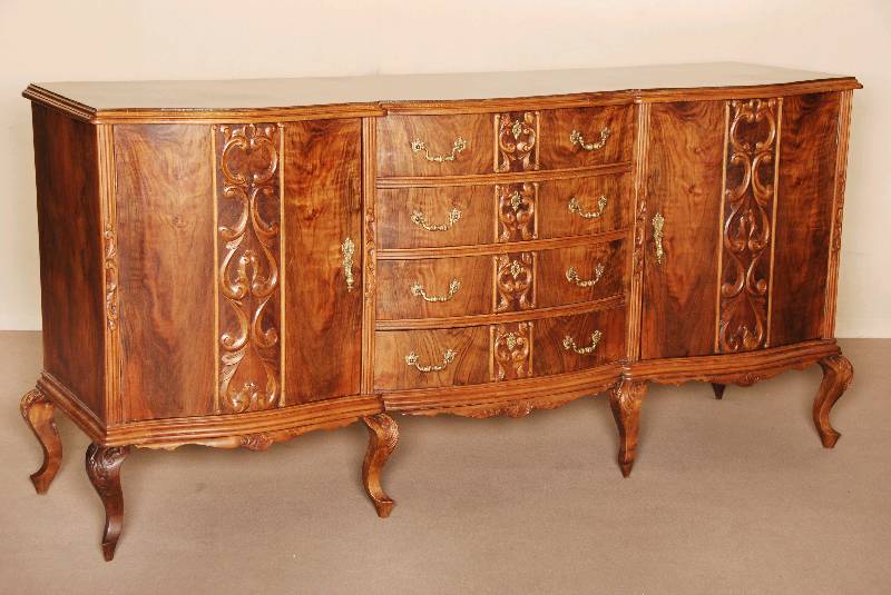 Anrichte, deutsch, um 1927/28, Korpus Hartholz/Weichholz, kaukasisch Nußbaum vielfach gespiegelt verlegt, Barockstil, Front 5-fach geschweift, ...