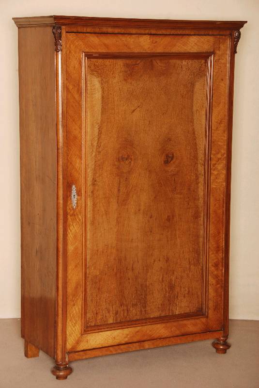 Schrank, gefertigt um 1870/80, Nußholz furniert, eintÜrig, Alters- und Gebrauchsspuren, FurnierstÜcke eingesetzt, leicht beschÄdigt, ca. ...