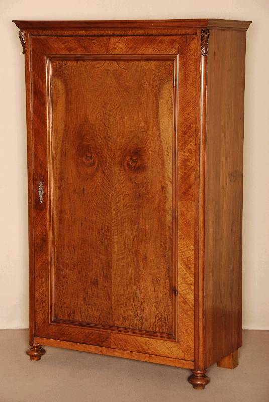Schrank, gefertigt um 1870/80, Nußholz furniert, im Inneren Kleiderrechen und -stange , eintÜrig, Alters- und Gebrauchsspuren, leicht ...