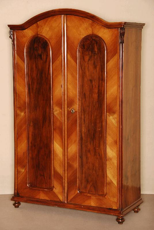 Schrank, um 1880/90, Nußholz furniert, in den TÜrfÜllungen Wurzelnußfurnier, FurnierschÄden, ohne Schloß, ca. 184x116x48 cm