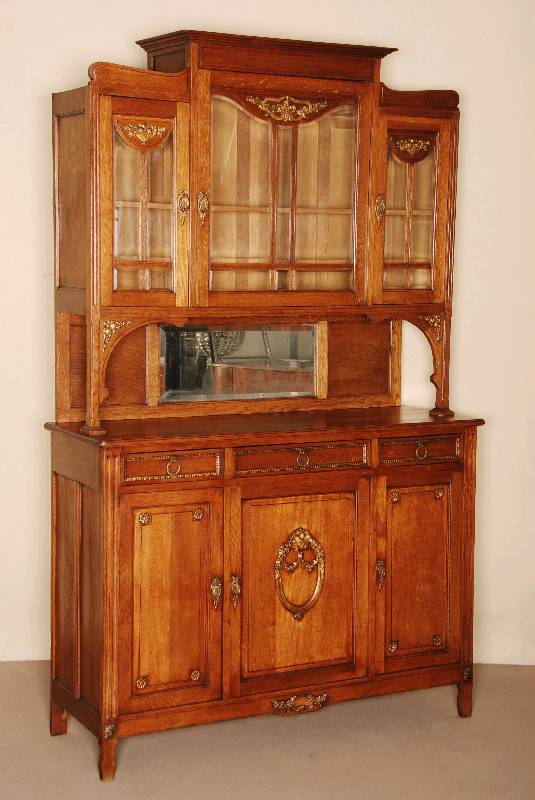 Aufsatzbuffet, Frankreich, um 1900, Eiche massiv, z.T. furniert, 3-tÜriges Unterteil mit darÜberliegenden Schubladen, Oberteil 3-tÜrig , ...