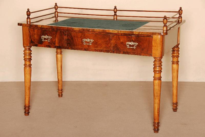 Damenschreibtisch mit Galerie, um 1860, Nußbaum, Front mit drei Schubladen, Schreibplatte mit grÜner Hirschledereinlage, Schellackpolitur, ...