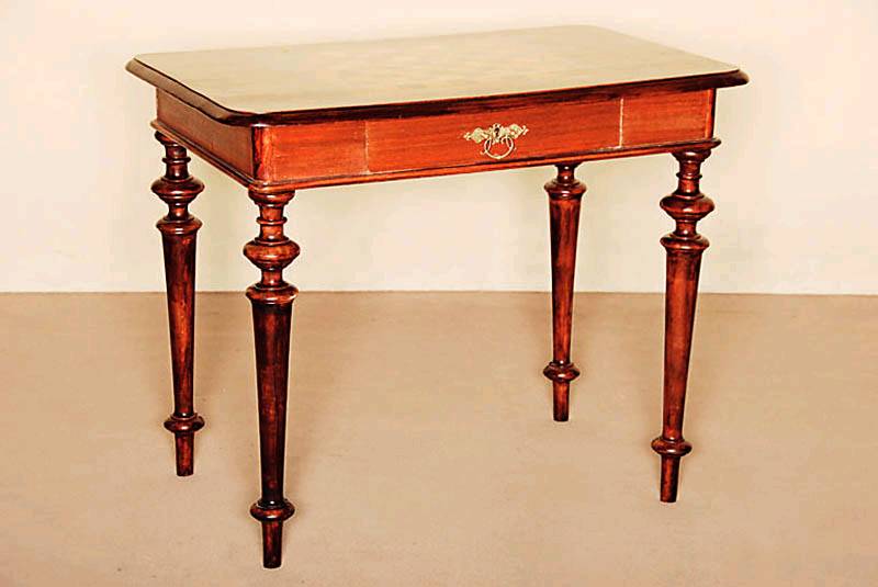 Schachtisch, um 1890, Nußbaum, Platte mit intarsiertem Schachbrett, Korpus mit Schublade , ohne SchlÜssel, altersbedingte Gebrauchsspuren, ca. ...
