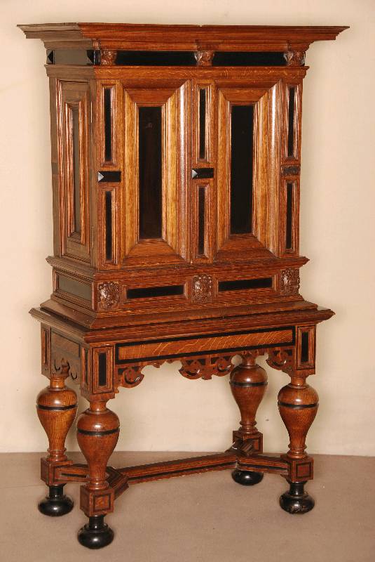 Stollenschrank, Niederlande, nach dem Vorbild von 1890/1900, nach dem Vorbild 1700, Eiche massiv, reich profiliert, Drechselarbeiten, Unterteil ...