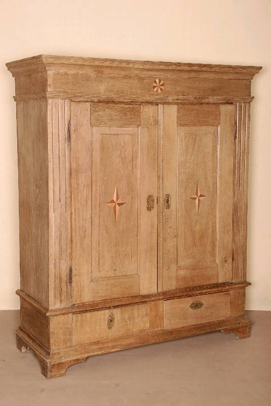 Dielenschrank, Gegend Trier/SaarbrÜcken, um 1810/20, Eiche massiv, integrierte Schublade , Kopf 9-fach getreppt, Fuß passig, original BeschlÄge, ...
