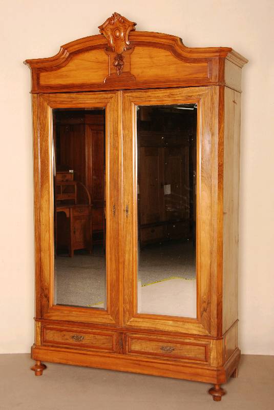 Kleiderschrank, sÜddeutsch/Elsaß, um 1880/90 , Korpus Weichholz, Nußbaum- bzw. Wurzelnußfurnier, z.T. gespiegelt verlegt, aufgesetzte ...