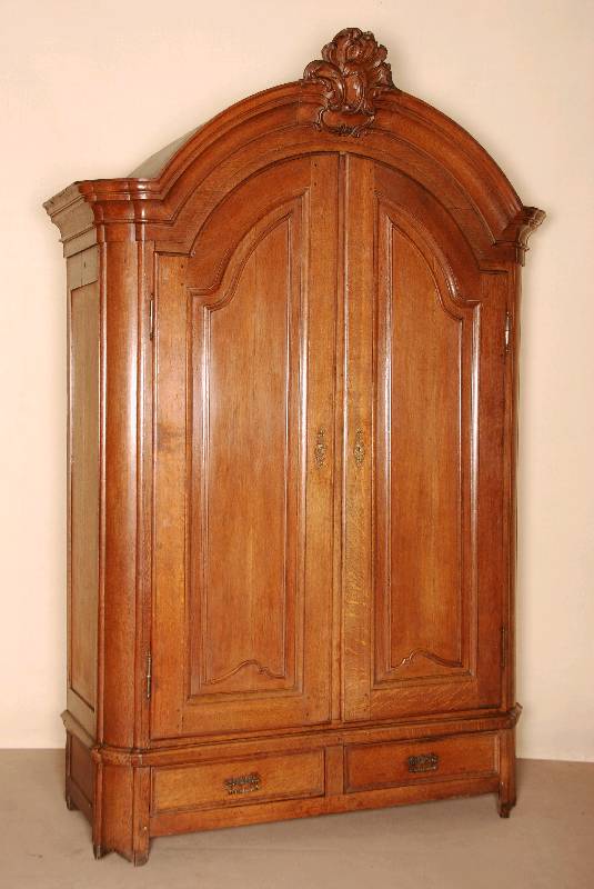 Barockschrank, mitteldeutsch/wohl MÜnsterland, um 1770/80, Eiche massiv, abgerundete Ecken, integrierte Schubladen, Kopf doppelt geschweift, in ...