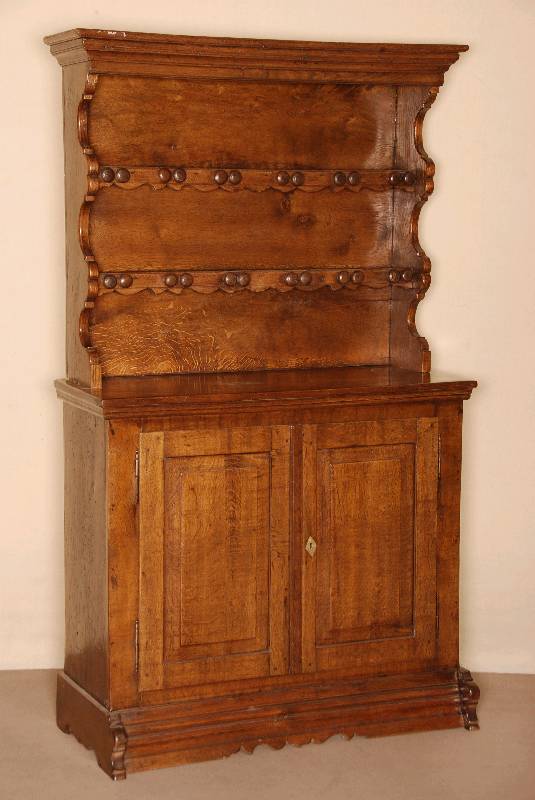 Schrank mit Tellerboard, rheinisch/Raum KÖln , Eiche massiv, Front auf Rahmen gearbeitet, Unterteil um 1800/20, Fußteile leicht hervorkrakend, ...